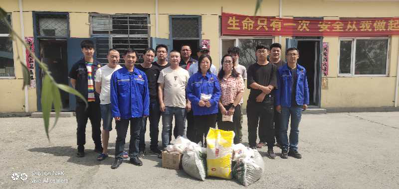 情系一线 暑期送清凉 ----记前旗工会到99499威尼斯公司慰问一线员工
